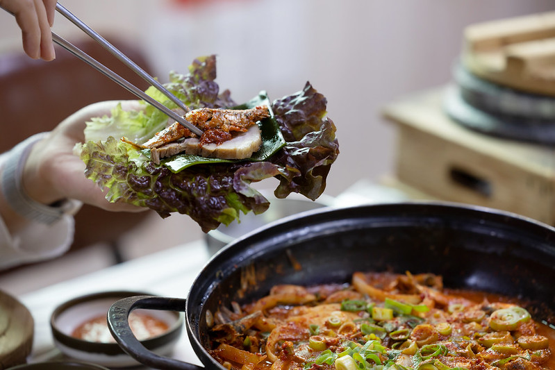 Món Myeolchi ssambap (cơm gói cá cơm) và Myeolchi hoemuchim (nộm cá cơm sống). (Ảnh: Kim Sunjoo) 