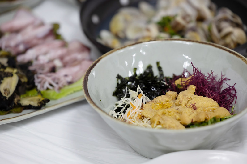 Món Seongge al bibimbap (cơm trộn trứng nhím biển). (Ảnh: Kim Sunjoo)