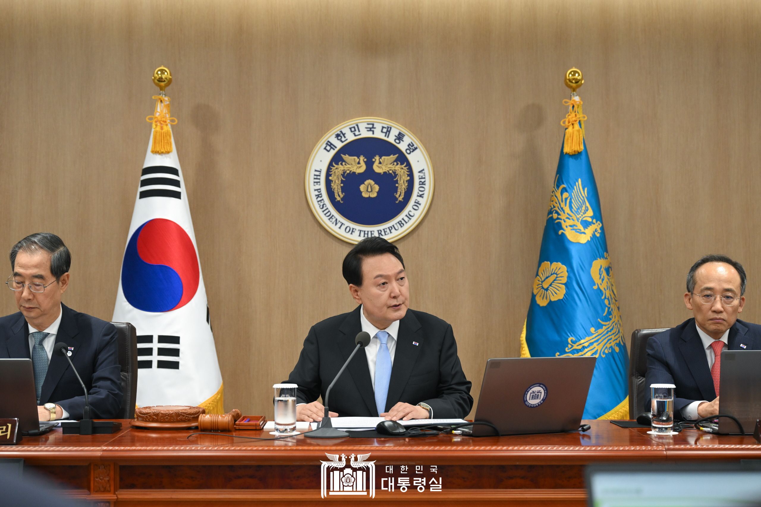 Tổng thống Hàn Quốc Yoon Suk Yeol trong cuộc họp nội cách lần thứ 24 diễn ra ở trụ sở Văn phòng Tổng thống Hàn Quốc, quận Yongsan-gu, thành phố Seoul vào ngày 13/06. (Ảnh: Văn phòng Tổng thống Hàn Quốc)