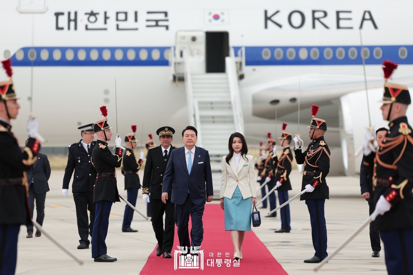 Ngày 19/06 (giờ Paris), chuyên cơ chở Tổng thống Hàn Quốc Yoon Suk Yeol và Đệ nhất Phu nhân Kim Keon Hee đã đáp xuống Sân bay Paris – Orly, và nhận được sự đón tiếp từ các quan chức cấp cao và Đội danh dự Quân đội Pháp. (Ảnh: Văn phòng Tổng thống Hàn Quốc)