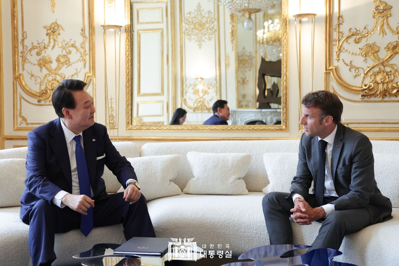Ngày 20/06 (giờ Paris), Tổng thống Hàn Quốc Yoon Suk Yeol (bên trái) và Tổng thống Pháp Emmanuel Macron đã tổ chức cuộc hội đàm thượng đỉnh song phương tại Điện Élysée, thủ đô Paris. Hai nhà lãnh đạo đã nhất trí mở rộng đầu tư lẫn nhau, tập trung vào các lĩnh vực công nghệ cao như pin và ắc quy thứ cấp, mở rộng hợp tác giữa hai nước theo hướng đa tầng và đột phá dựa trên tinh thần đoàn kết giá trị. (Ảnh: Văn phòng Tổng thống Hàn Quốc)