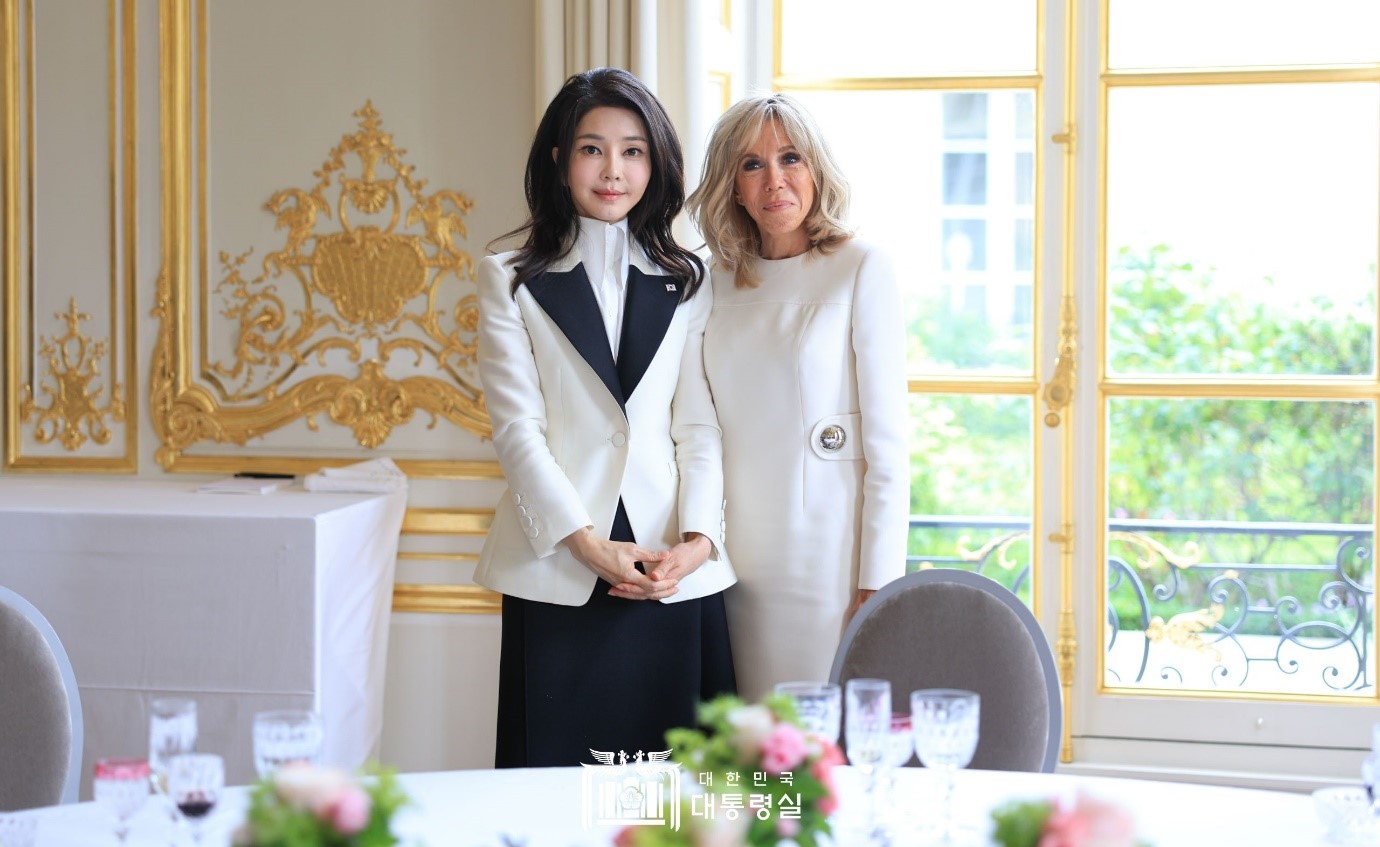 Ngày 20/06 (giờ Paris), Đệ nhất Phu nhân Kim Keon Hee (bên trái) đã có bữa tiệc trưa cùng với Phu nhân của Tổng thống Pháp Emmanuel Macron bà Brigitte Macron tại Điện Élysée, thủ đô Paris (Pháp). Bà Kim chia sẻ: “Là hai quốc gia có mối quan tâm lớn về văn hóa nghệ thuật, chúng ta hãy hiểu nhau hơn và mở rộng giao lưu”. Tiếp lời Đệ nhất phu nhân Kim, bà Brigitte Macron nói: “Hãy hợp tác để những tác phẩm tốt có thể được trưng bày tại chi nhánh của Trung tâm văn hóa Pompidou tại Seoul”. (Ảnh: Văn phòng Tổng thống Hàn Quốc)