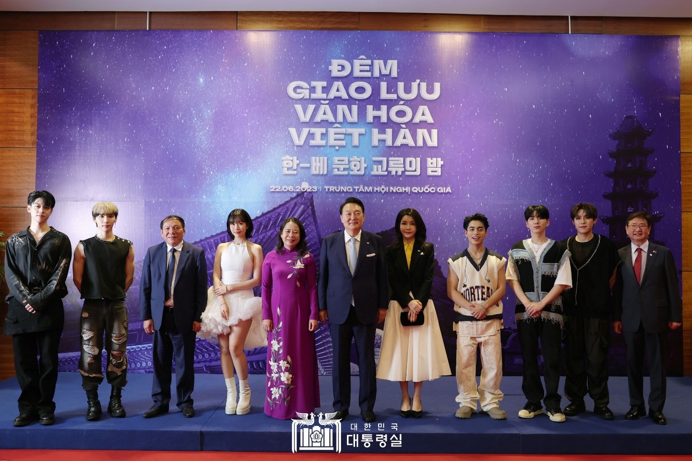 Ngày 22/06, Tổng thống Hàn Quốc Yoon Suk Yeol (chính giữa) và Đệ nhất Phu nhân Kim Keon Hee đã tham gia sự kiện “Đêm giao lưu Văn hóa Việt Hàn” được tổ chức tại Trung tâm Hội nghị Quốc gia (NCC), Hà Nội và chụp hình kỷ niệm cùng với Phó Chủ tịch nước Việt Nam bà Võ Thị Ánh Xuân cũng như những nghệ sĩ Việt Hàn tham gia biểu diễn trong sự kiện. Chương trình tổ chức nhằm thắt chặt sự đồng cảm văn hóa và thúc đẩy tình hữu nghị, sự hòa hợp giữa các thế hệ tương lai của hai quốc gia Việt Nam – Hàn Quốc. Ngoài những lãnh đạo cấp cao cũng như đại biểu hai nước, sự kiện còn thu hút hơn 2.500 các bạn trẻ yêu thích Hàn Quốc và du học sinh Hàn Quốc tại Việt Nam. (Ảnh: Văn phòng Tổng thống Hàn Quốc)