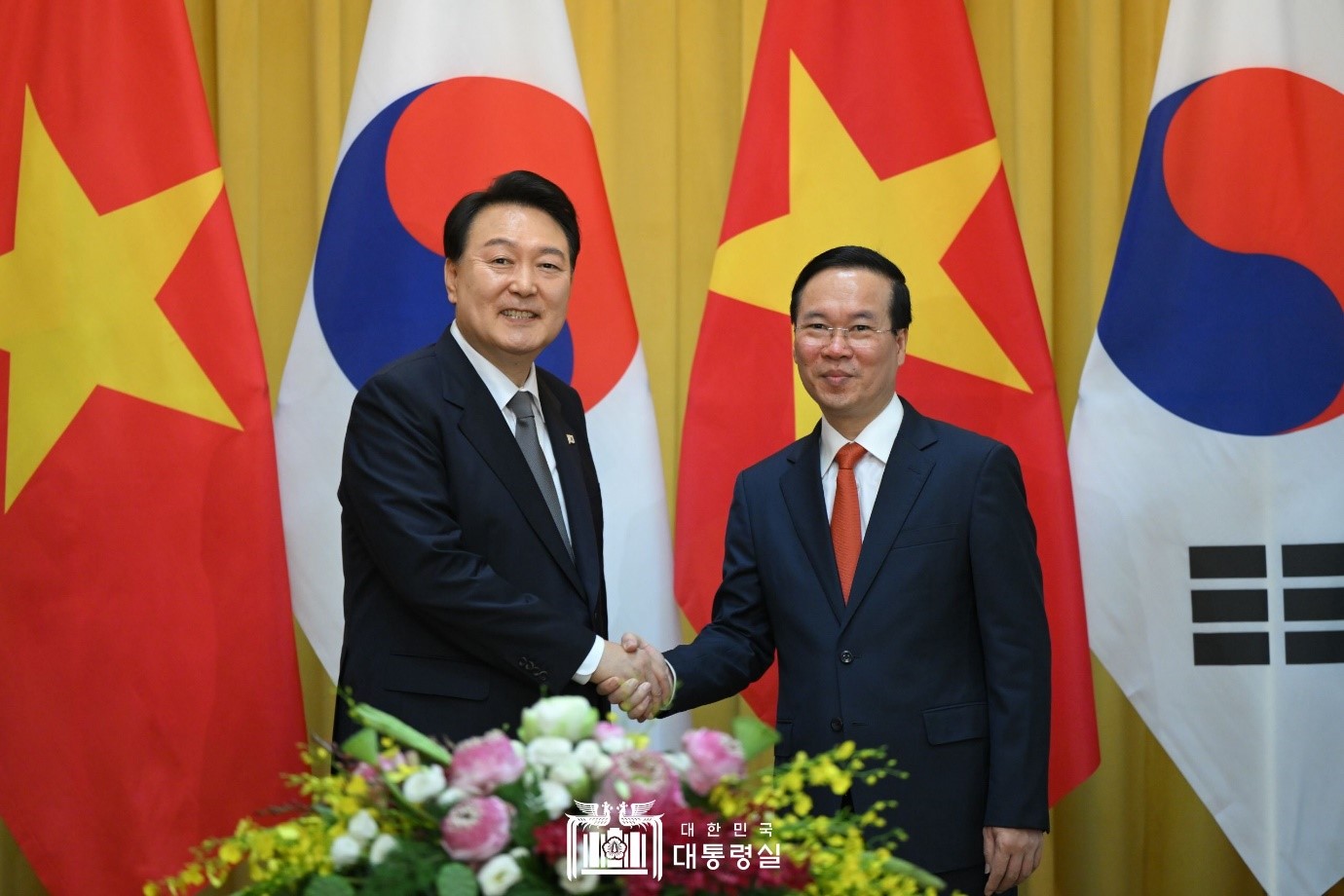 Ngày 23/06, sau lễ đón chính thức Tổng thống Hàn Quốc Yoon Suk Yeol được tổ chức tại Phủ Chủ tịch theo nghi thức đón nguyên thủ quốc gia, ông Yoon đã hội đàm cùng với Chủ tịch nước Việt Nam ông Võ Văn Thưởng. Hàn Quốc và Việt Nam đã nhất trí tăng cường hợp tác trong chuỗi cung ứng các khoáng sản quan trọng như đất hiếm, và đẩy mạnh hợp tác kinh tế với mục tiêu đạt kim ngạch thương mại 150 tỷ USD vào năm 2030. Ngoài ra, bằng lái xe quốc tế của cả hai nước đều sẽ được công nhận tại nước sở tại. Hai nhà lãnh đạo đã ký tổng cộng 17 thỏa thuận và biên bản ghi nhớ (MOU), trong đó có việc thông qua kế hoạch hành động triển khai quan hệ “Đối tác chiến lược toàn diện” trong một thông cáo báo chí chung sau hội nghị thượng đỉnh. (Ảnh: Văn phòng Tổng thống Hàn Quốc)