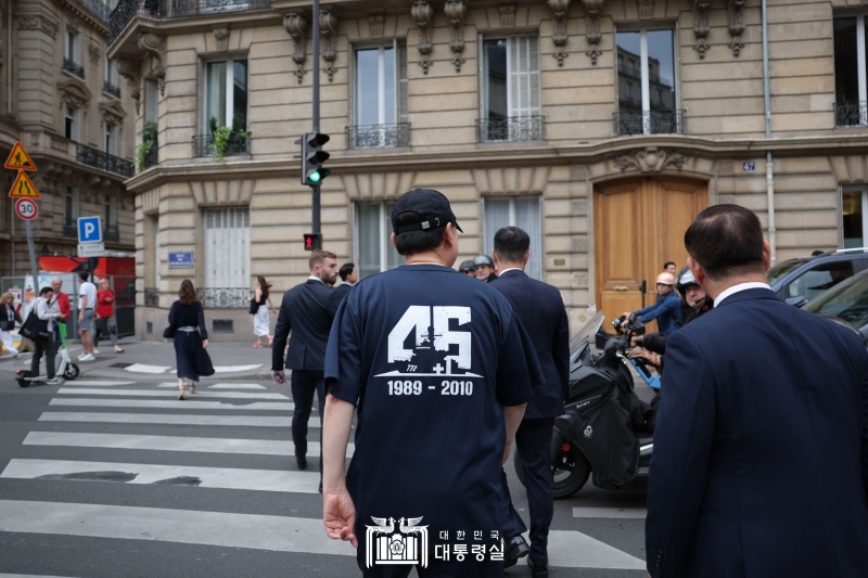 Ngày 20/06 (giờ Paris), Tổng thống Hàn Quốc Yoon Suk Yeol đã mặc chiếc áo phông và mũ lưới trai có in logo tưởng nhớ con tàu Cheonan và đi dạo ở đường phố Paris (Pháp). Ngày hôm đó, Tổng thống Yoon đã đi dạo khoảng 30 phút trong công viên Monceau trước khách sạn nơi ông đang ở. (Ảnh: Văn phòng Tổng thống Hàn Quốc) 