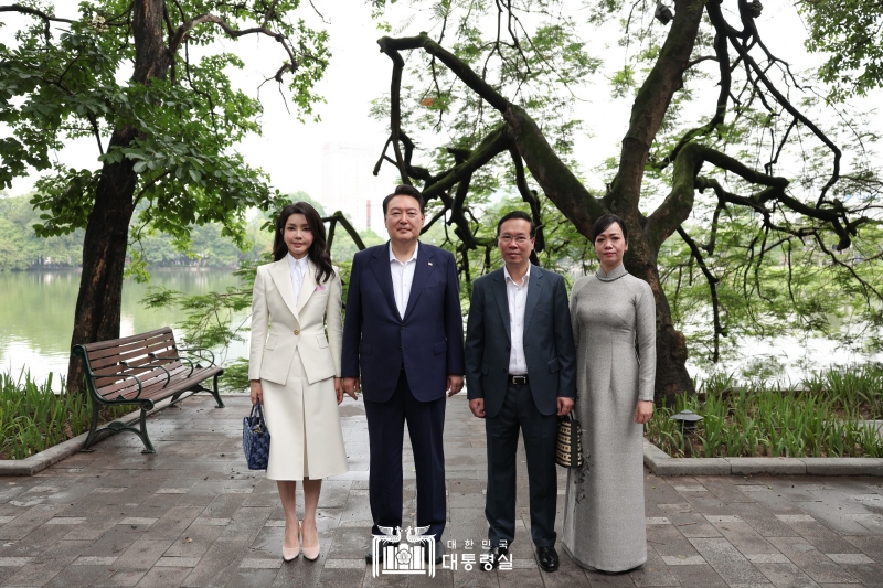 Ngày 24/06, Tổng thống Hàn Quốc Yoon Suk Yeol (thứ 2, bên trái), Chủ tịch nước Việt Nam Võ Văn Thưởng đã cùng với hai vị phu nhân chụp ảnh kỷ niệm tại Hồ Hoàn Kiếm. Sau khi thưởng thức bữa sáng tại một nhà hàng ven hồ, nguyên thủ quốc gia của cả hai nước đã cam kết sẽ tiếp tục làm sâu sắc và phát triển hơn nữa quan hệ hữu nghị và hợp tác giữa hai nước trong hơn 30 năm qua. (Ảnh: Văn phòng Tổng thống Hàn Quốc)