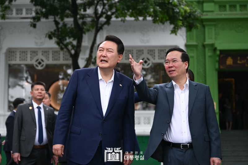 Ngày 24/06, Tổng thống Hàn Quốc Yoon Suk Yeol đã cùng với Chủ tịch nước Việt Nam ông Võ Văn Thưởng đi dạo quanh Hồ Hoàn Kiếm và lắng nghe ông Thưởng giải thích về sự tích lịch sử cũng như những địa danh quanh khu vực này. (Ảnh: Văn phòng Tổng thống Hàn Quốc)