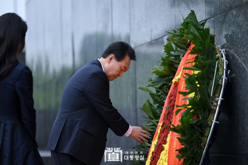 Ngày 23/06, Tổng thống Hàn Quốc Yoon Suk Yeol và Đệ nhất Phu nhân Kim Keon Hee đã đến viếng lăng mộ của Chủ tịch Hồ Chí Minh đồng thời đặt vòng hoa có treo băng rôn in dòng chữ bằng cả tiếng Hàn và tiếng Việt “Tổng thống Hàn Quốc Yoon Suk Yeol”. (Ảnh: Văn phòng Tổng thống Hàn Quốc)