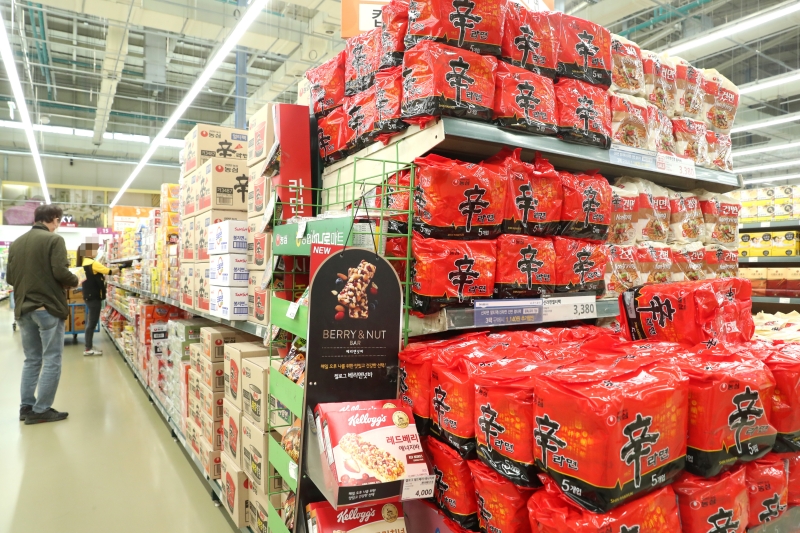 Kệ trưng bày các loại mì tôm tại một đại siêu thị ở trung tâm thành phố Seoul. (Ảnh: Yonhap News)