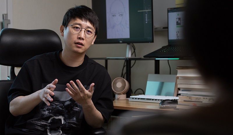 Ngày 07/07 vừa qua, tác giả webtoon Hwang Junho đã có buổi phỏng vấn riêng với phóng viên của Korea.net tại văn phòng làm việc ở quận Yongsan-gu, thành phố Seoul. (Ảnh: Lee Jun Young / Korea.net)