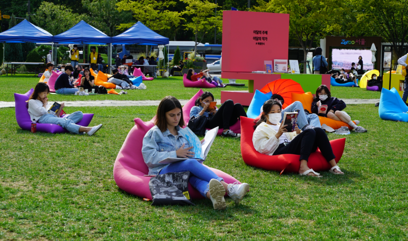 Hình ảnh chụp khách tham quan đến thư viện ngoài trời tại quảng trường Seoul Plaza trước Tòa thị chính Seoul ở quận Jung-gu, trung tâm thành phố Seoul. (Ảnh: Yonhap News)