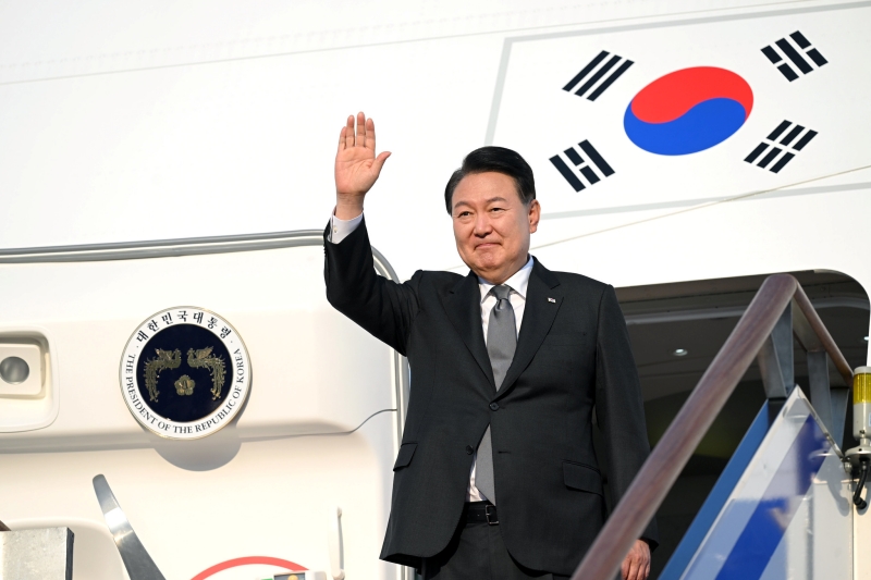 Tổng thống Hàn Quốc Yoon Suk Yeol chào tạm biệt trước khi lên chuyên cơ sang Mỹ tại Căn cứ không quân Seoul, thành phố Seongnam, tỉnh Gyeonggi-do vào tháng 7/2023. (Ảnh: Jeon Han / Korea.net)