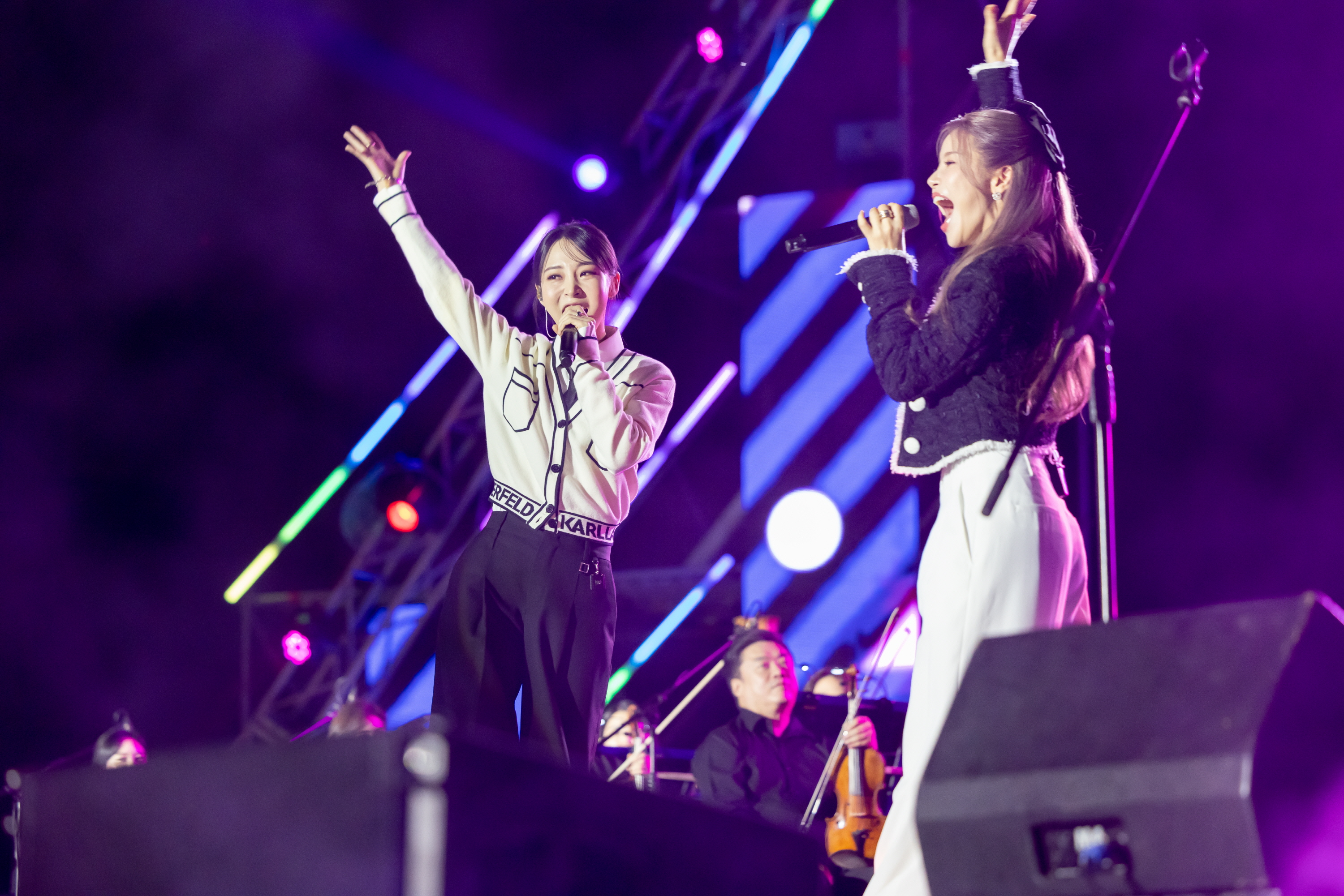 Hai thành viên của nhóm nhạc MAMAMOO+ Moonbyul và Solar đã đốt cháy bầu không khí của “Buổi hòa nhạc Nhà Xanh” bằng giọng hát nội lực của mình. (Ảnh: Dàn nhạc Giao hưởng Quốc gia) 