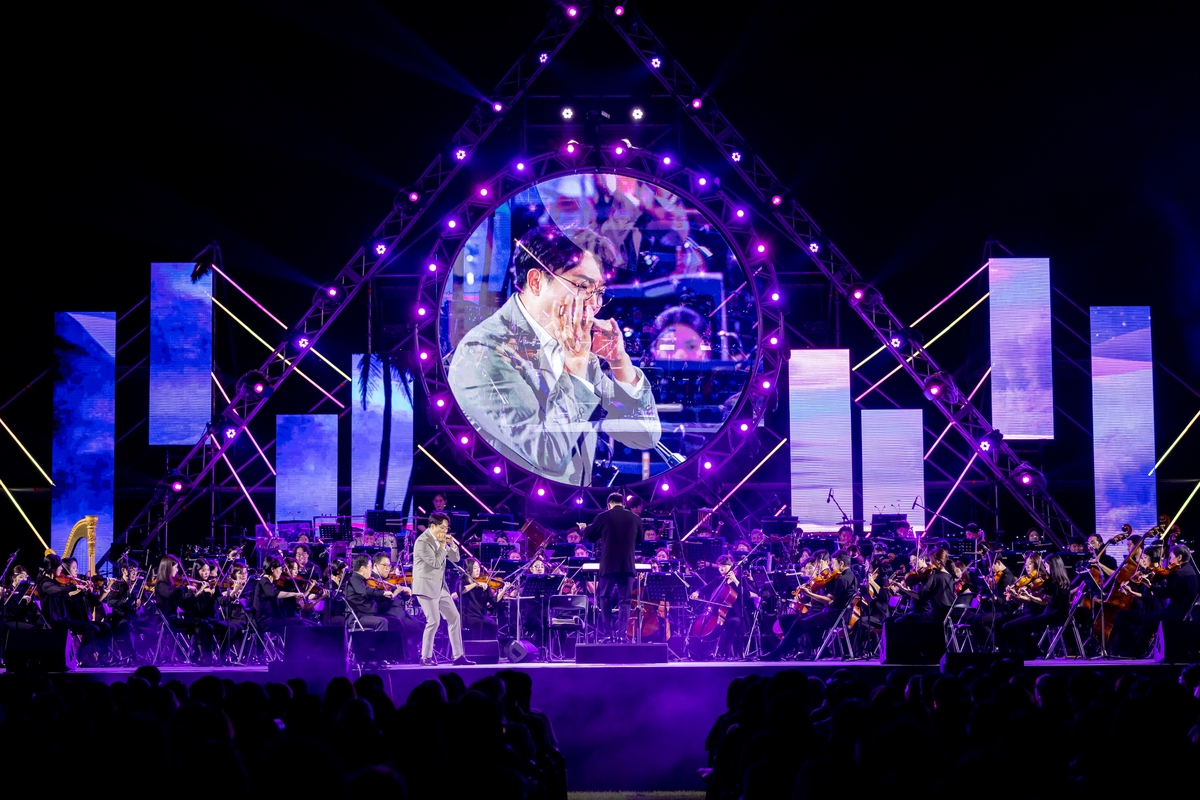 Phần trình diễn của nghệ sĩ thổi kèn Harmonica Park Seong Jong trong “Buổi hòa nhạc Nhà Xanh” được tổ chức tại Cheong Wa Dae (Nhà Xanh), quận Jongno-gu, Seoul vào ngày 09/09 vừa qua. (Ảnh: Dàn nhạc Giao hưởng Quốc gia) 