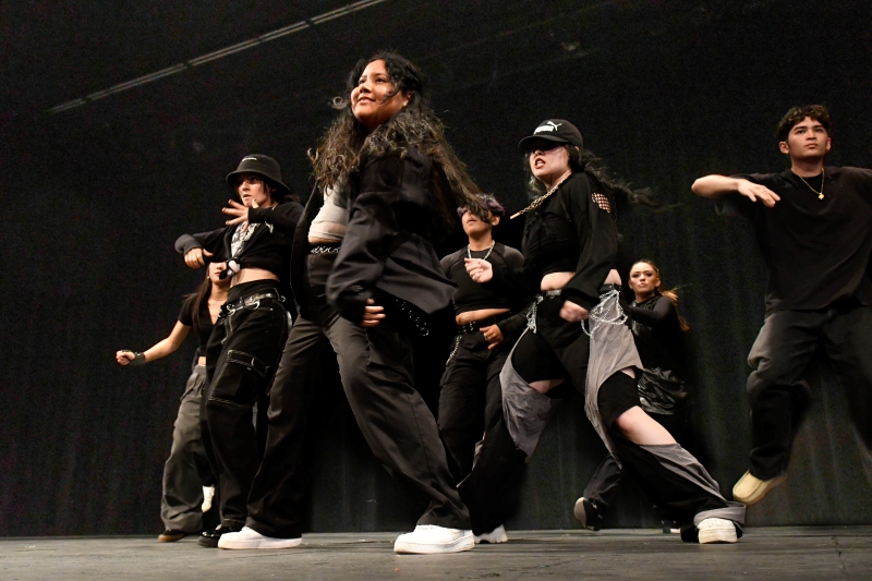 Ngày 6/9 (giờ Mỹ), các sinh viên lớp học lý thuyết và lịch sử vũ đạo K-pop đã trình diễn K-pop trong showcase được tổ chức tại Trường Đại học Công lập San Diego (SDSU). (Ảnh: Oh Chuyun) 