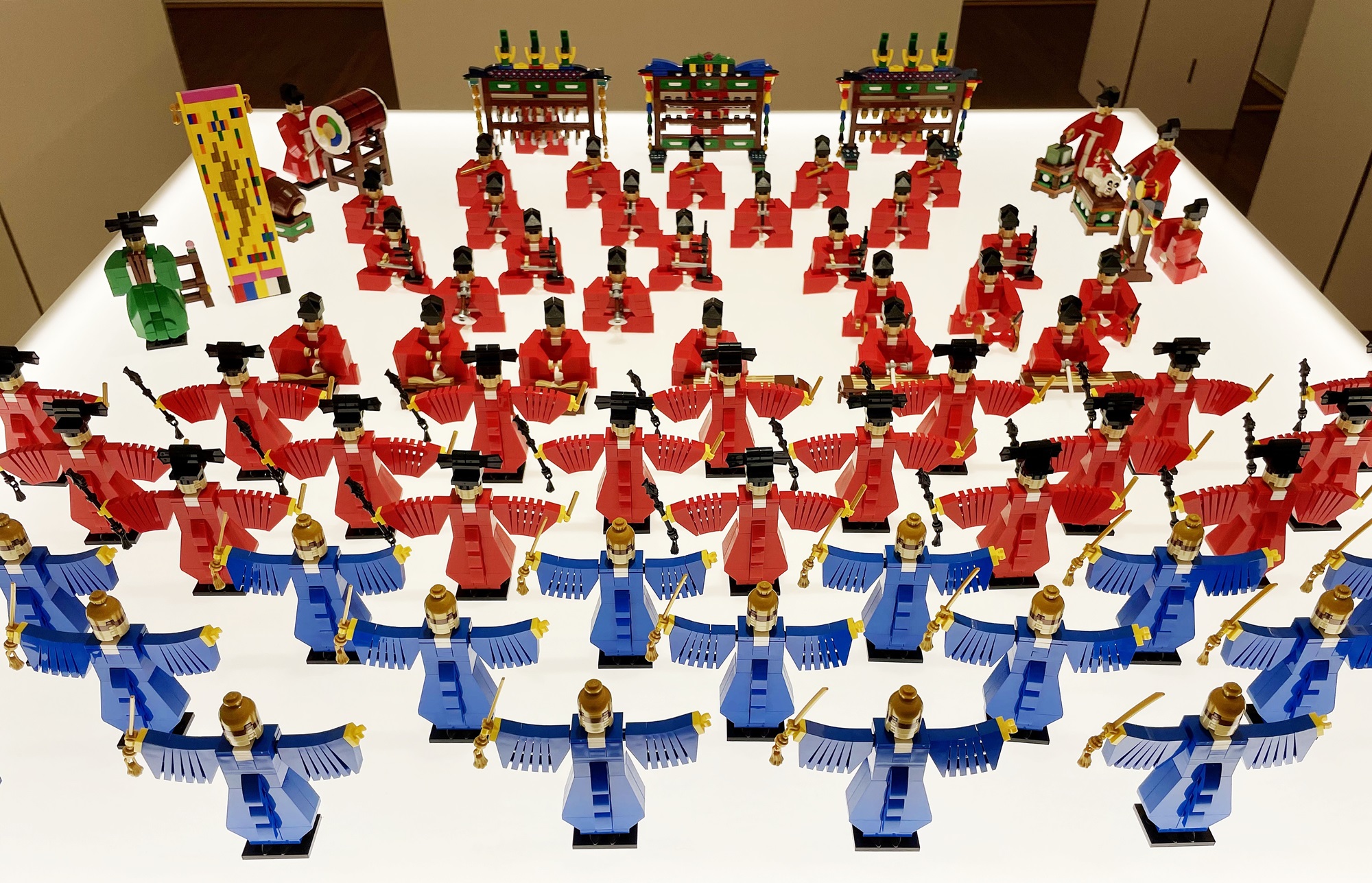 Tác phẩm Lego tái hiện “Jongmyo Jeryeak” (nhạc tế lễ sử dụng trong nghi lễ thờ cúng tổ tiên hoàng gia tại đền thờ Tông Miếu), được trưng bày trong triển lãm “Colin Jin’s HEstorical Lego” đang diễn ra tại Trung tâm Triển lãm Moryham, quận Jung-gu, thành phố Seoul. (Ảnh: Xu Aiying / Korea.net) 