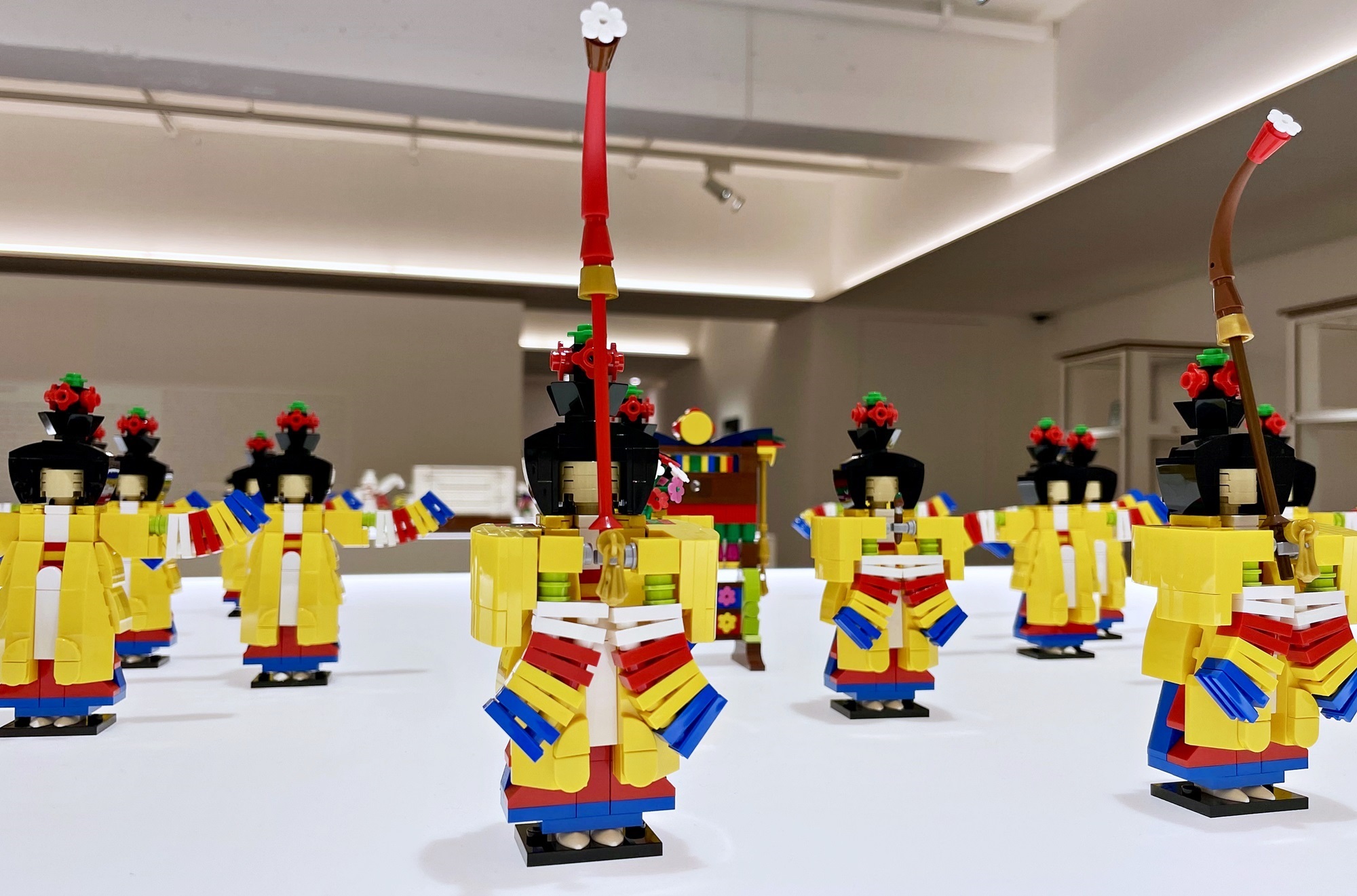 Tác phẩm Lego tái hiện “Pogurak” là một điệu múa truyền thống dựa trên trò chơi bóng được ghi chép trong “Goryeosa” - bộ sách về lịch sử của thời Goryeo. Điệu múa này thường đã được trình diễn trong cung đình và khi nhảy múa “Pogurak”, các nữ vũ công cố gắng ném một quả bóng qua một lỗ tròn ở giữa cánh cửa được gọi là “Pogumun”. (Ảnh: Xu Aiying / Korea.net)