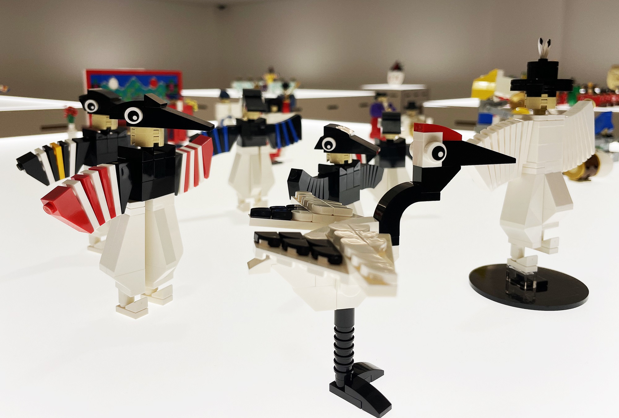 Tác phẩm tái hiện “Hangmu” (múa hạc). Những viên gạch Lego có đường thẳng được lắp ráp một cách tỉ mỉ để thể hiện tay áo đường cong của các vũ công. (Ảnh: Xu Aiying / Korea.net)
