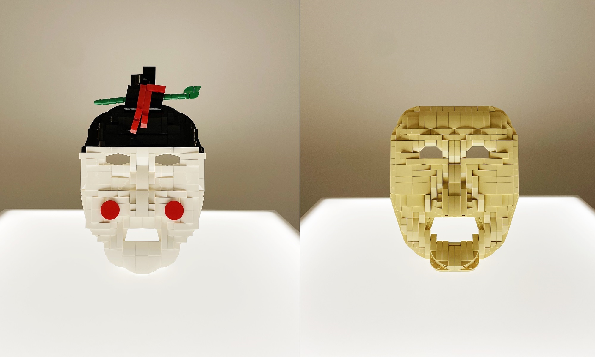Hai tác phẩm Lego tái hiện mặt nạ Gaksital (trái) và “Hahoetal”. (Ảnh: Xu Aiying / Korea.net)