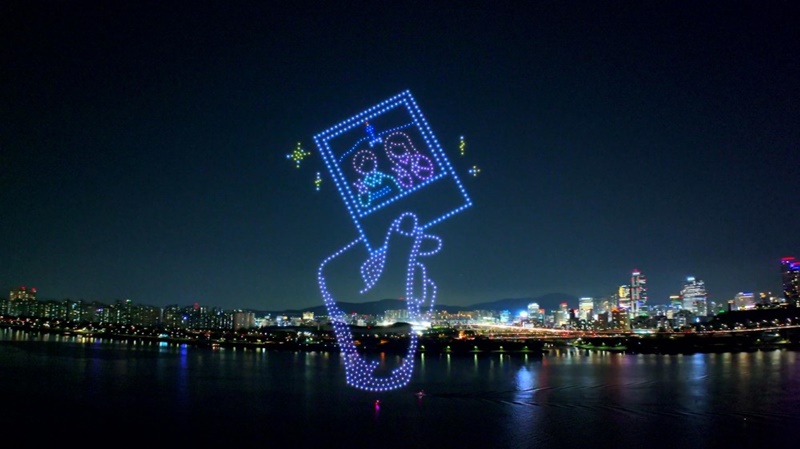 Buổi trình diễn drone light lấy chủ đề “Tour cảnh đêm Seoul” được tổ chức tại Công viên Ttukseom Hangang, quận Gwangjin-gu, Seoul vào tháng 9/2023. (Ảnh: Chính quyền thành phố Seoul)