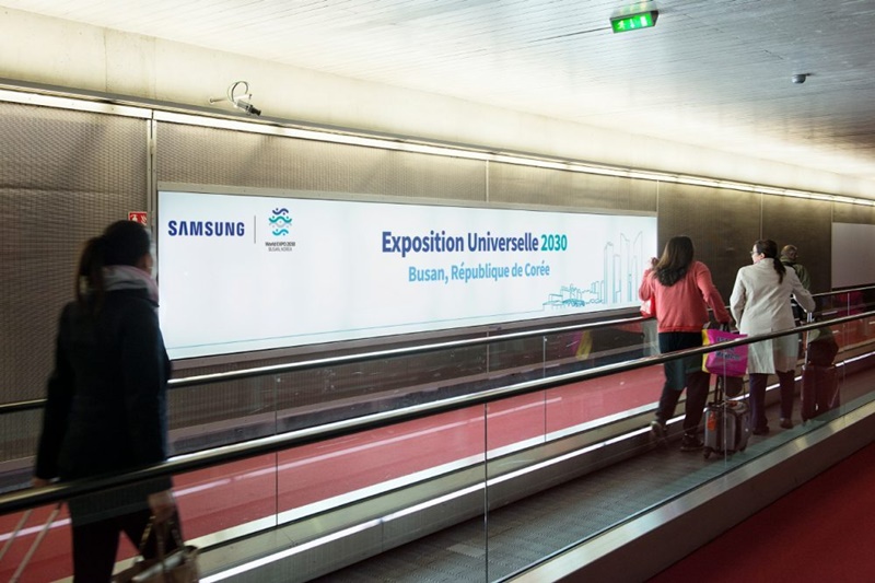 Biển quảng cáo tiếp sức cho thành phố Busan trong cuộc chạy đua giành quyền đăng cai tổ chức Triển lãm Thế giới (World Expo) 2030 được treo tại sảnh nhập cảnh Nhà ga 2E Sân bay quốc tế Charles De Gaulle, thủ đô Paris, Pháp. (Ảnh: Samsung Electronics)