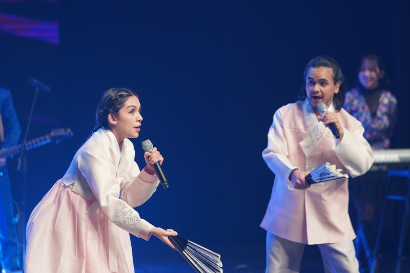 CRISALE (Mexico) đội đã giành chiến thắng ở hạng mục Joseon-pop trong cuộc thi “K-Community Challenge” đã trình diễn tác phẩm chiến thắng của mình tại lễ trao giải. (Ảnh: MBC)