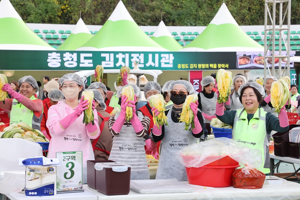 Ngày 3/11, sự kiện “Ủ muối Kimchi, chỉ một bước” thuộc khuôn khổ “Lễ hội Kimjang Goesan 2023” đã được tổ chức tại huyện Goesan-gun, tỉnh Chungcheongbuk-do. (Ảnh: Chính quyền huyện Goesan-gun)