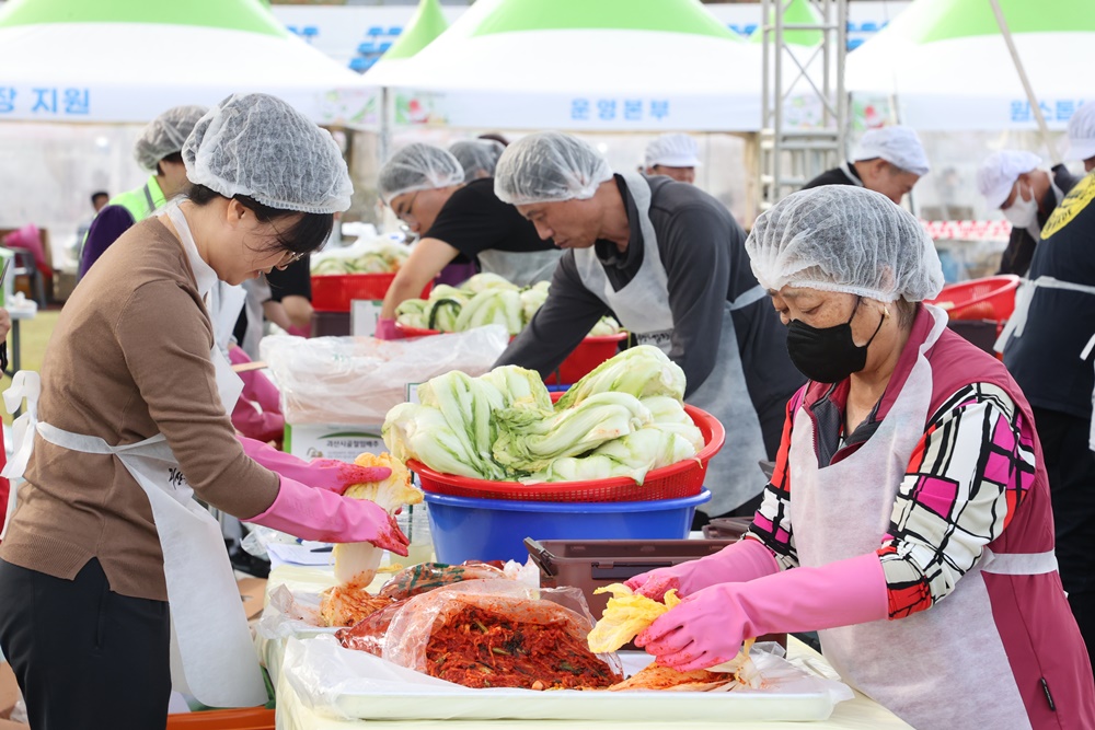 Những người tham gia đã bôi gia vị lên cải thảo trong sự kiện “Ủ muối Kimchi, chỉ một bước” thuộc khuôn khổ “Lễ hội Kimjang Goesan 2023” đã được tổ chức tại huyện Goesan-gun, tỉnh Chungcheongbuk-do. (Ảnh: Chính quyền huyện Goesan-gun)