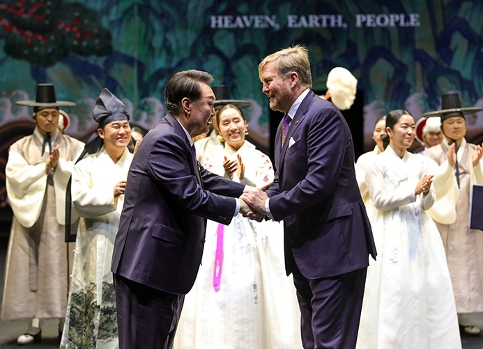 Tổng thống Hàn Quốc Yoon Suk Yeol và Nhà vua Hà Lan Willem-Alexander đã bắt tay nhau trong sự kiện “Âm nhạc và điệu múa truyền thống của Hàn Quốc”, diễn ra ở nhà hát AFAS Live, thủ đô Amsterdam vào ngày 13/12/2023 (giờ Hà Lan). (Ảnh: Shin Yugyeong / Văn phòng Tổng thống Hàn Quốc)