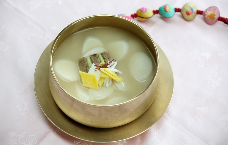 Tteokguk (canh bánh gạo) là một món ăn không thể bỏ qua khi người Hàn Quốc đón Seollal (Tết Nguyên đán). (Ảnh: Jeon Han / Korea.net)