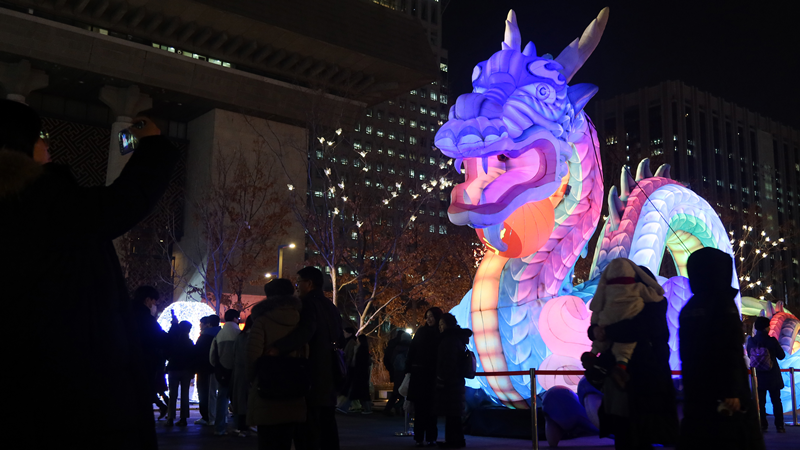 Mô hình rồng xanh được lắp đặt ở quảng trường Gwanghwamun, quận Jongno-gu, Seoul nhân dịp đầu năm Giáp Thìn 2024. (Ảnh: Lee Jun Young / Korea.net)