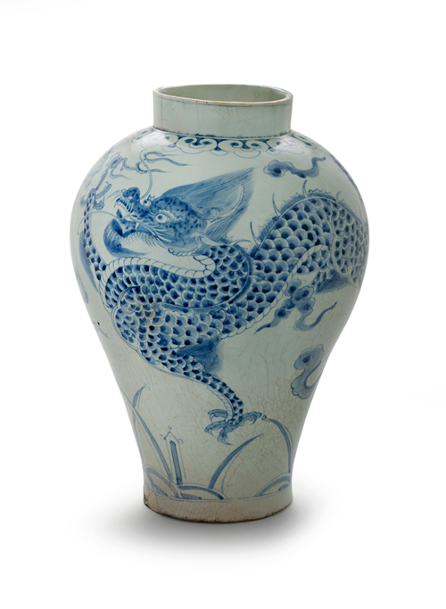 Bình sứ trắng hoa vân rồng xanh thuộc triều đại Joseon thế kỷ 18, được trưng bày trong triển lãm “Rồng, bay đến” diễn ra đến hết ngày 3/3 tại Bảo tàng Dân gian Quốc gia Hàn Quốc, nằm ở quận Jongno-gu, Seoul. (Ảnh: Bảo tàng Dân gian Quốc gia Hàn Quốc) 