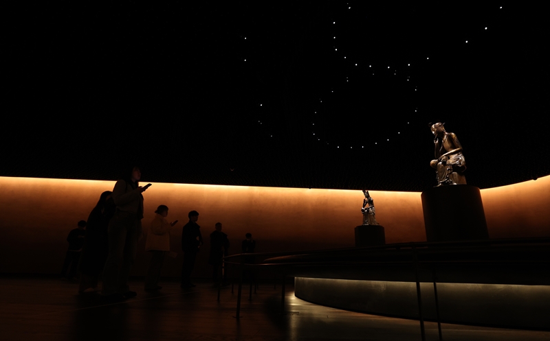  “Phòng suy ngẫm”, không gian được thiết kế với trần nhà tượng trưng cho vũ trụ và các vì sao, bốn bức tường đất sét đỏ với mùi hương thoang thoảng mùi cây Hinoki và quế, cùng hai bức tượng mạ đồng Bồ tát trầm ngâm được đặt trong căn phòng rộng hơn 440m². (Ảnh: Lee Jun Young / Korea.net) 