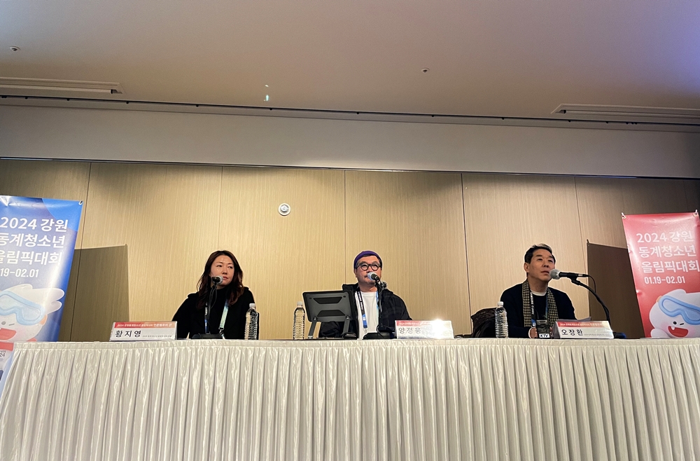 Đạo diễn Angy Hwang (bên trái), Tổng đạo diễn Apollo Yang (giữa) và Nhà sản xuất Jace Oh đã chia sẻ về công tác chuẩn bị lễ khai mạc Thế vận hội Trẻ mùa Đông Gangwon 2024 trong một buổi họp báo diễn ra ở khách sạn SEAMARQ, thành phố Gangneung, tỉnh Gangwon-do vào tối ngày 11/1. (Ảnh: Xu Aiying / Korea.net)