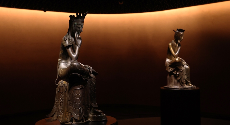 Bức tượng Bồ tát trầm ngâm được đúc vào nửa cuối thế kỷ thứ 6, và bức tượng Bồ tát trầm ngâm phía bên phải được đúc vào nửa đầu thế kỷ thứ 7. (Ảnh: Lee Jun Young / Korea.net)