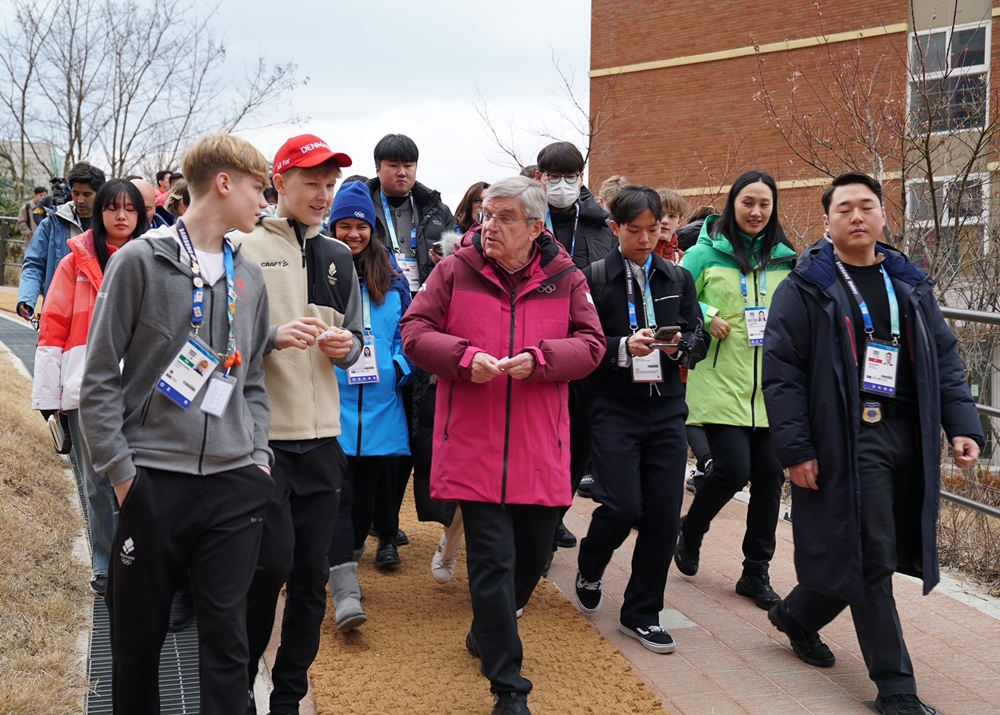 Chủ tịch Ủy ban Olympic Quốc tế (IOC) Thomas Bach đã gặp gỡ các vận động viên trẻ khi đến thăm làng vận động viên nằm ở trường Đại học Gangneung – Wonju, thành phố Gangneung, tỉnh Gangwon-do vào ngày 17/1. (Ảnh: Ủy ban Thế vận hội Trẻ mùa Đông Gangwon 2024)