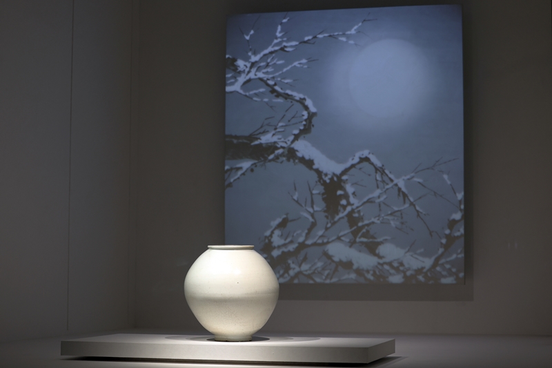 Chiều cao và đường kính của “Bình Mặt Trăng (Moon jar) gốm sứ trắng” khoảng tầm 40cm. (Ảnh: Lee Jun Young / Korea.net)
