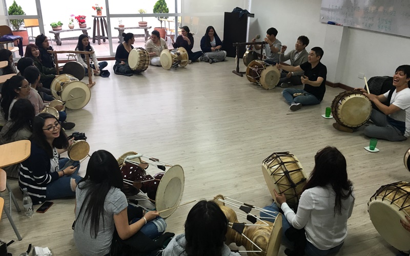 Lớp học văn hóa “Samulnori” được tổ chức tại Học viện King Sejong Bogota vào ngày 28/9/2018 với sự tham gia của đông đảo các học viên. (Ảnh: Quỹ văn hóa Ibero Mỹ - Châu Á)