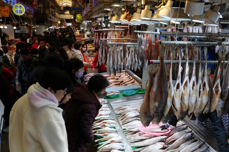Chiều ngày 29/1, khoảng 10 ngày trước khi đón Tết Nguyên Đán (tiếng Hàn: Seollal), chợ Bujeon nằm ở quận Busanjin-gu, thành phố Busan, đã đông đúc người mua cá tươi.
