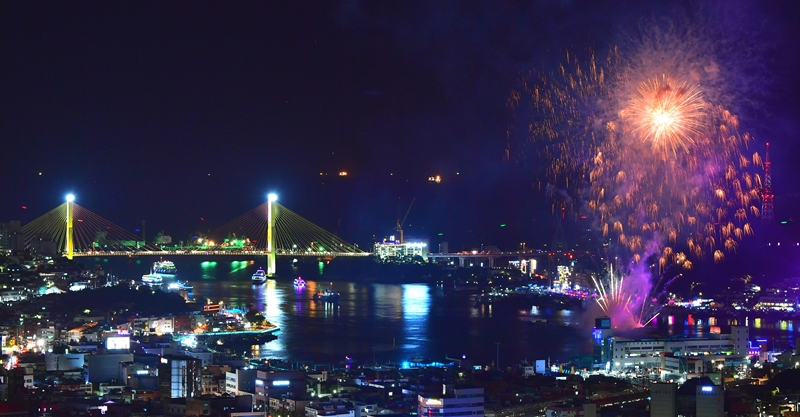 Cảnh đêm tại thành phố Yeosu, tỉnh Jeollanam-do. (Ảnh: Bộ Văn hóa, Thể thao và Du lịch Hàn Quốc)