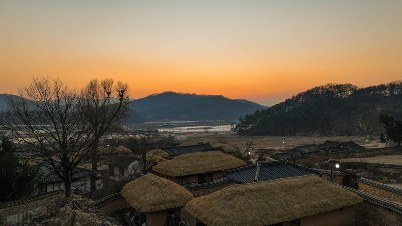 Hình ảnh hoàng hôn ở làng Hangae, huyện Seongju, tỉnh Gyeongsangbuk-do, nơi được chọn làm “Thành phố chuyên du lịch về đêm năm 2024”. (Ảnh: Bộ Văn hóa, Thể thao và Du lịch Hàn Quốc)