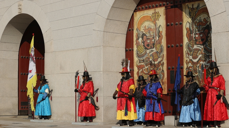 Hình ảnh chụp đội cảnh vệ Hoàng gia ở cổng Gwanghwamun, cung điện Gyeongbokgung. (Ảnh: Jeon Han / Korea.net) 