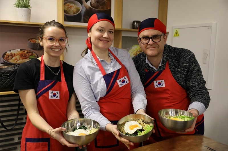 Những người tham gia lớp học làm Hansik (ẩm thực Hàn Quốc) đã trải nghiệm nấu món Bibimbap (cơm trộn) tại trụ sở của Trung tâm Văn hóa Hàn Quốc (KCC) tại Nga, thủ đô Moskva vào tháng 12/2023. (Ảnh: Trung tâm Văn hóa Hàn Quốc tại Nga)