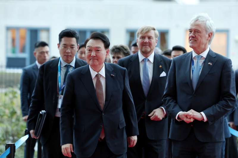 Tổng thống Hàn Quốc Yoon Suk Yeol (thứ hai từ trái sang) và Nhà vua Hà Lan Willem-Alexander (thứ ba từ trái sang) đã gặp gỡ Giám đốc điều hành công ty ASML Peter Wennink (bên phải) tại trụ sở của công ty ASML nằm ở thành phố Veldhoven, tỉnh Noord-Brabant, Hà Lan vào tháng 12/2023. (Ảnh: Kim Yong Wii / Văn phòng Tổng thống Hàn Quốc)