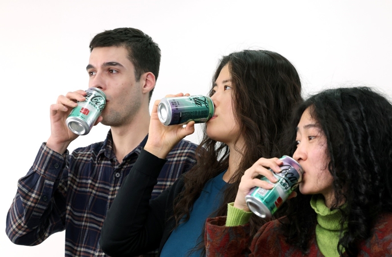 3 phóng viên của Korea.net (từ trái sang) Charles Audouin, Kim Hyelin, Cao Thị Hà đã thử “Coca-Cola Zero K-Wave” vào ngày 7/3 vừa qua. (Ảnh: Jeon Han / Korea.net)
