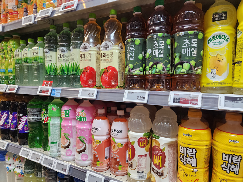 Kệ trưng bày các loại nước giải khát tại siêu thị Homeplus Express chi nhánh Gwanghwamun, quận Jongno-gu, thành phố Seoul. (Ảnh: Hong Angie / Korea.net)