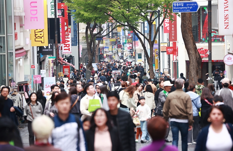 Hình ảnh người dân và khách du lịch tấp nập tại con phố Myeongdong, ở quận Jung-gu, Seoul vào ngày 10/4. (Ảnh: Yonhap News)