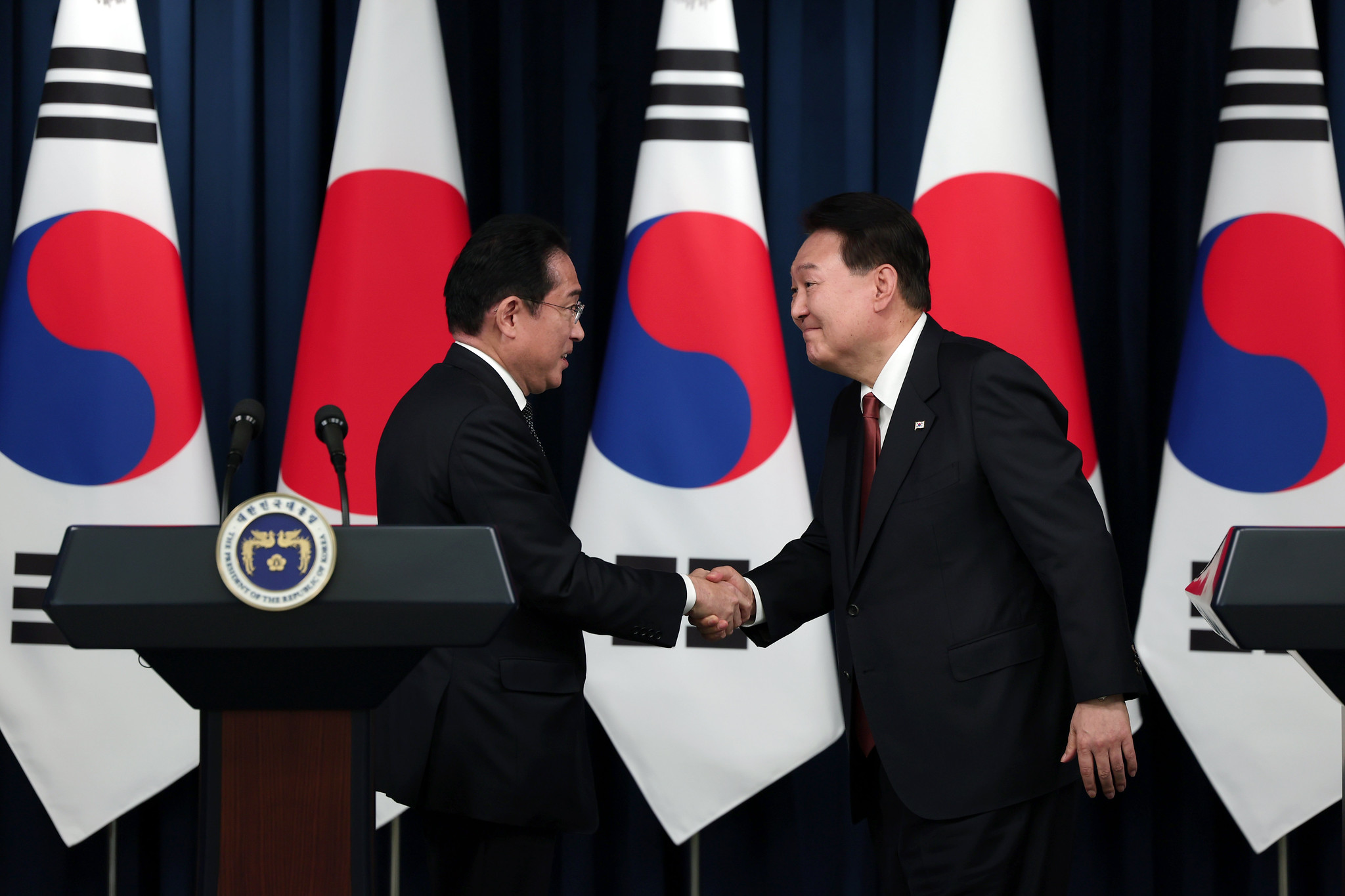 Tổng thống Hàn Quốc Yoon Suk Yeol (bên phải) và Thủ tướng Nhật Bản Fumio Kishida trong cuộc họp báo chung diễn ra ở trụ sở của Văn phòng Tổng thống Hàn Quốc, quận Yongsan-gu, thành phố Seoul vào ngày 7/5/2023. (Ảnh: Kim Yong Wii / Văn phòng Tổng thống Hàn Quốc) 