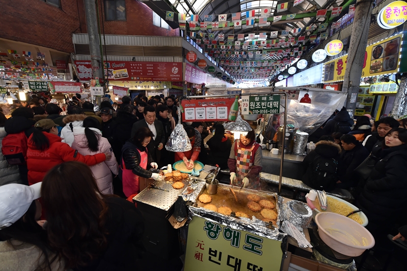 Chợ Gwangjang, quận Jongno-gu (Seoul) là một trong những địa điểm du lịch Hàn Quốc được yêu thích nhất. (Ảnh: Yonhap News)