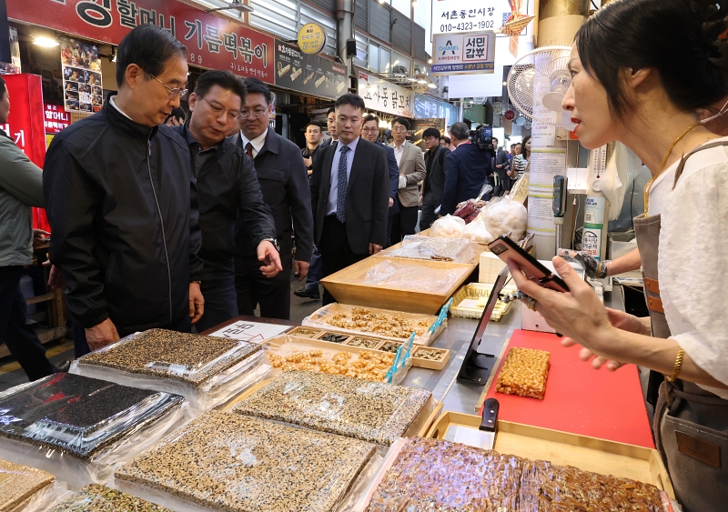 Chiều ngày 20/5, Thủ tướng Hàn Quốc Han Duck-soo đã đến thăm chợ Tongin, quận Jongno-gu (Seoul) trong khuôn khổ Lễ hội Mua sắm Hàn Quốc (K-Shopping Festa) 2024. 